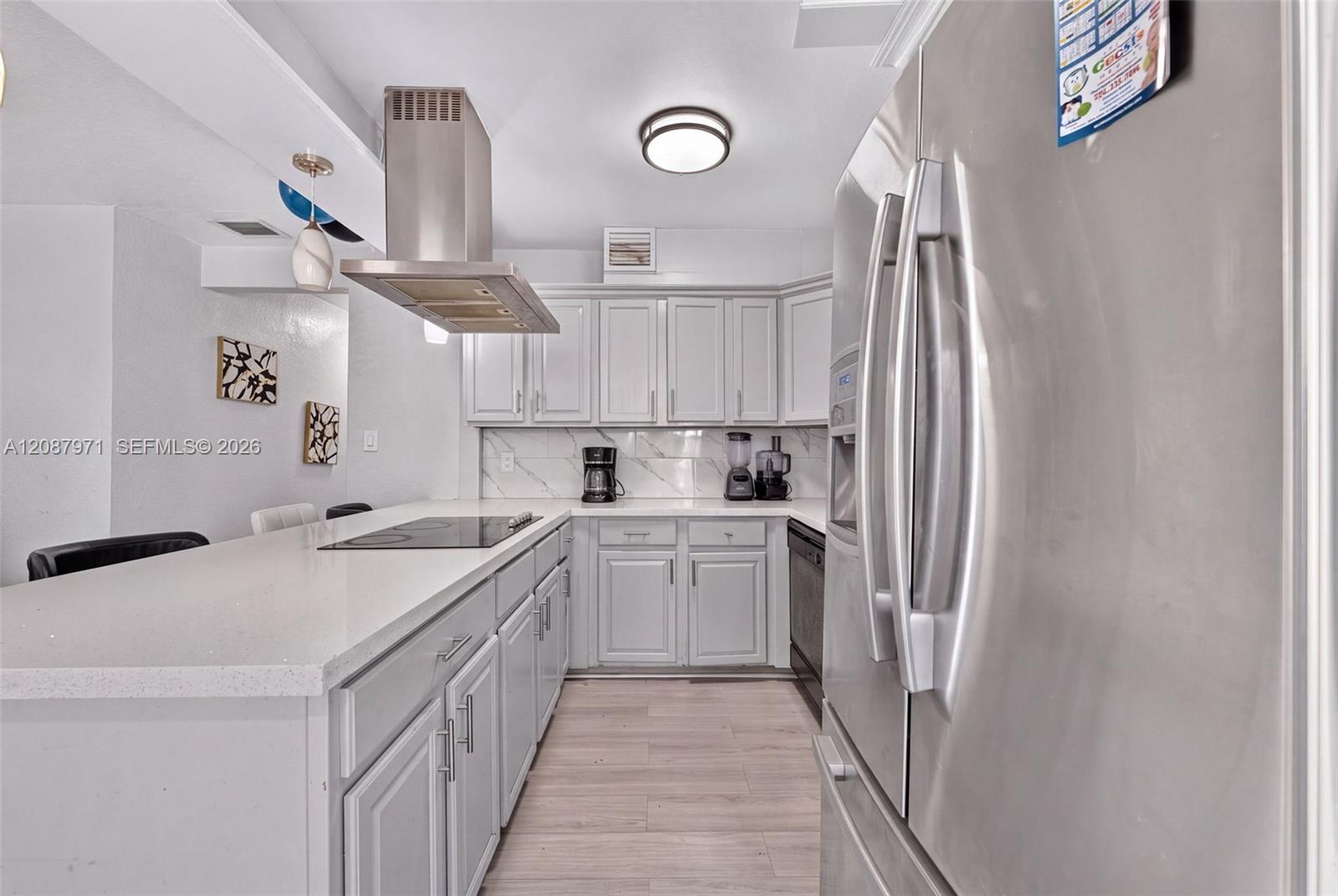 Ver detalles 730 4 / 2 1125 sq. ft. $ 2026-10-26 0 foto