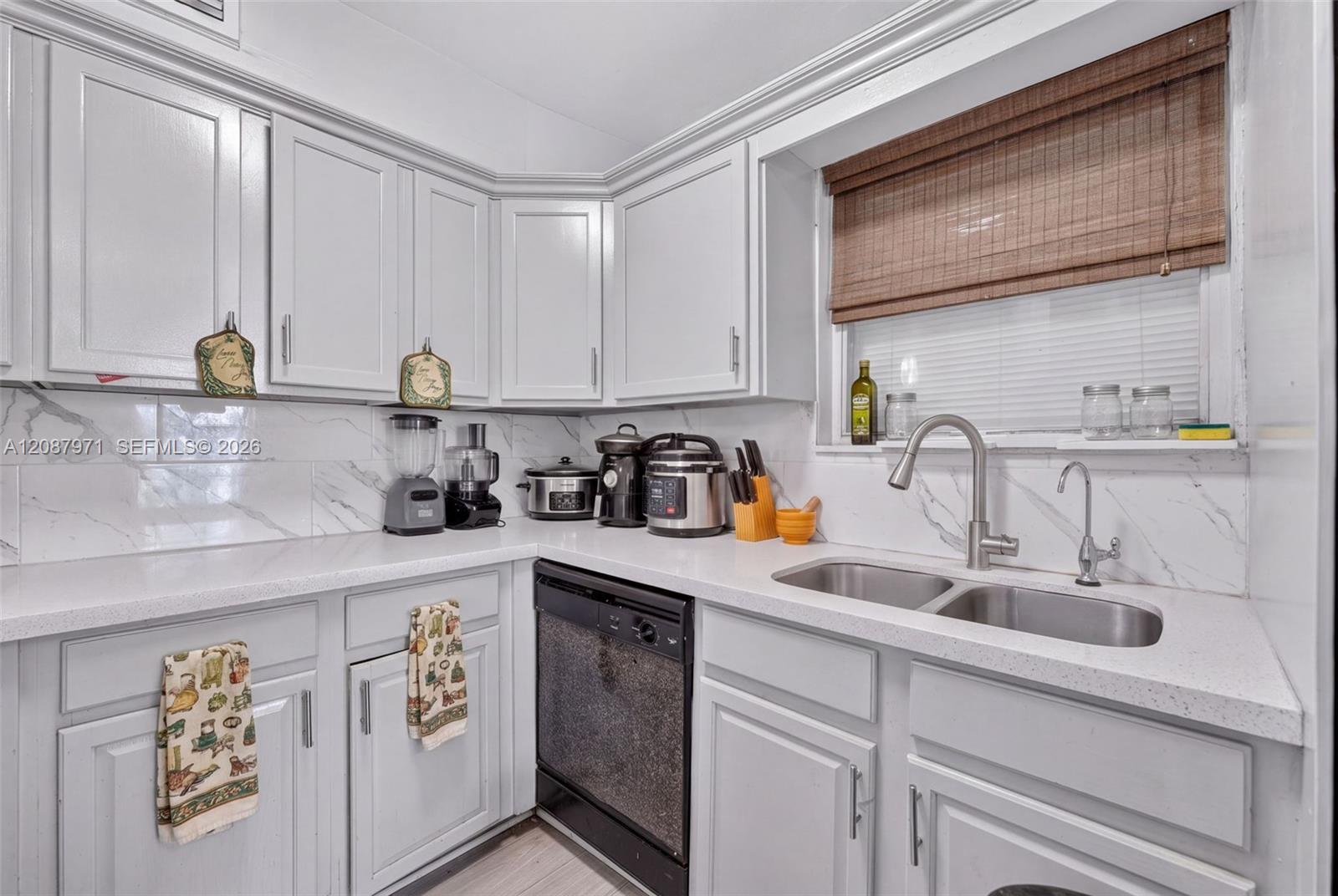 Ver detalles 730 4 / 2 1125 sq. ft. $ 2026-10-26 0 foto