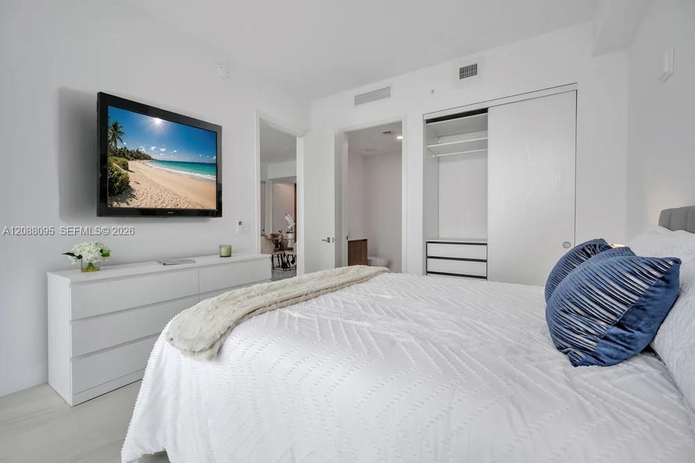 1003 2 / 3 2100 sq. ft. $ 2026-09-12 0 foto
