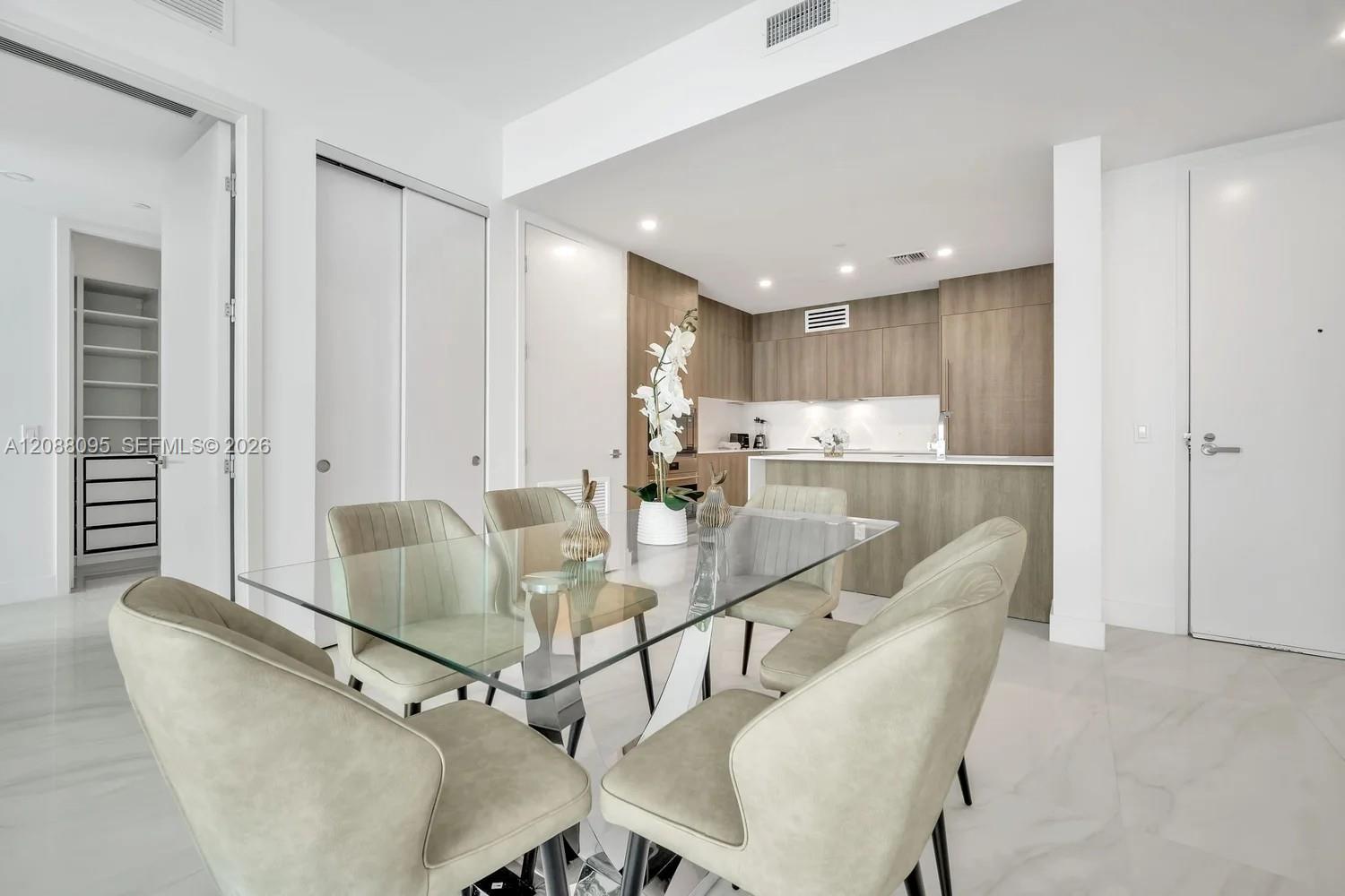 1003 2 / 3 2100 sq. ft. $ 2026-09-12 0 foto