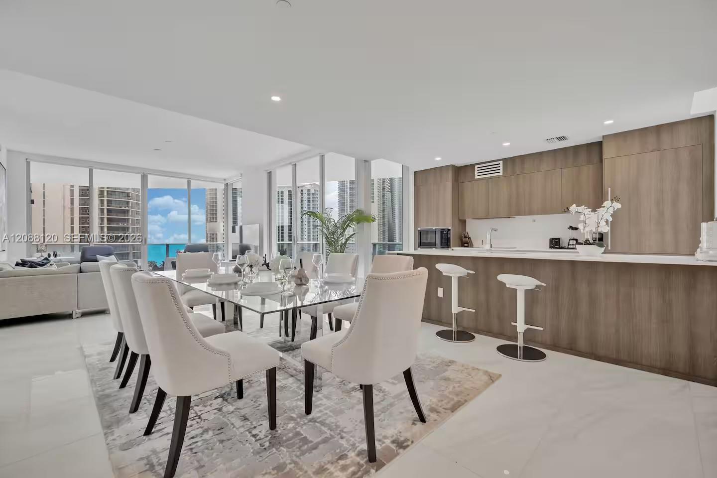 801 3 / 4 2100 sq. ft. $ 2026-09-12 0 foto
