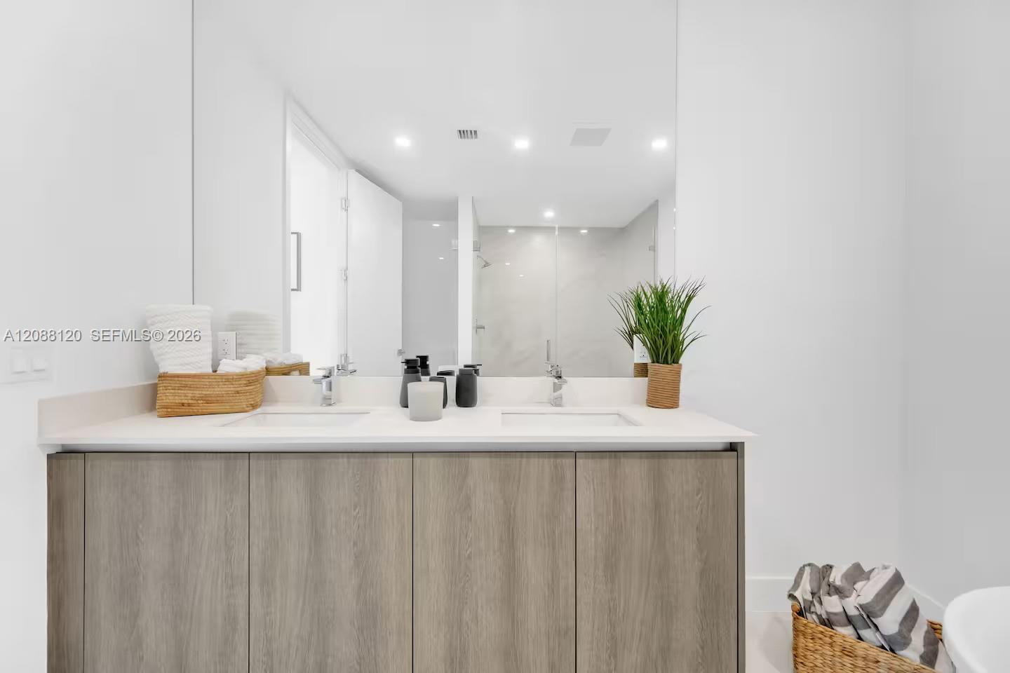 801 3 / 4 2100 sq. ft. $ 2026-09-12 0 foto