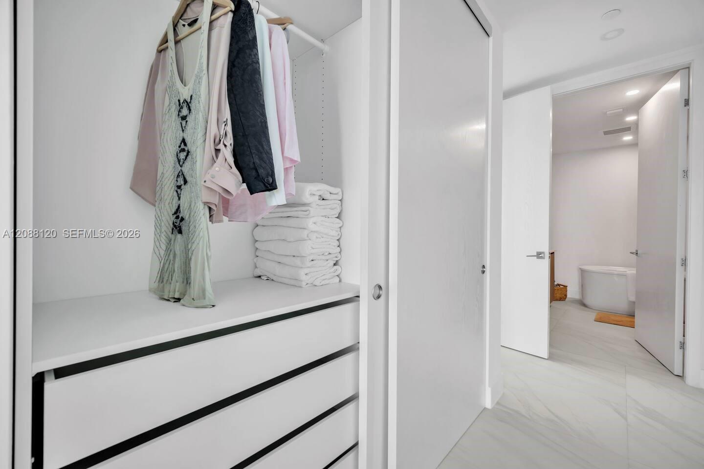 801 3 / 4 2100 sq. ft. $ 2026-09-12 0 foto