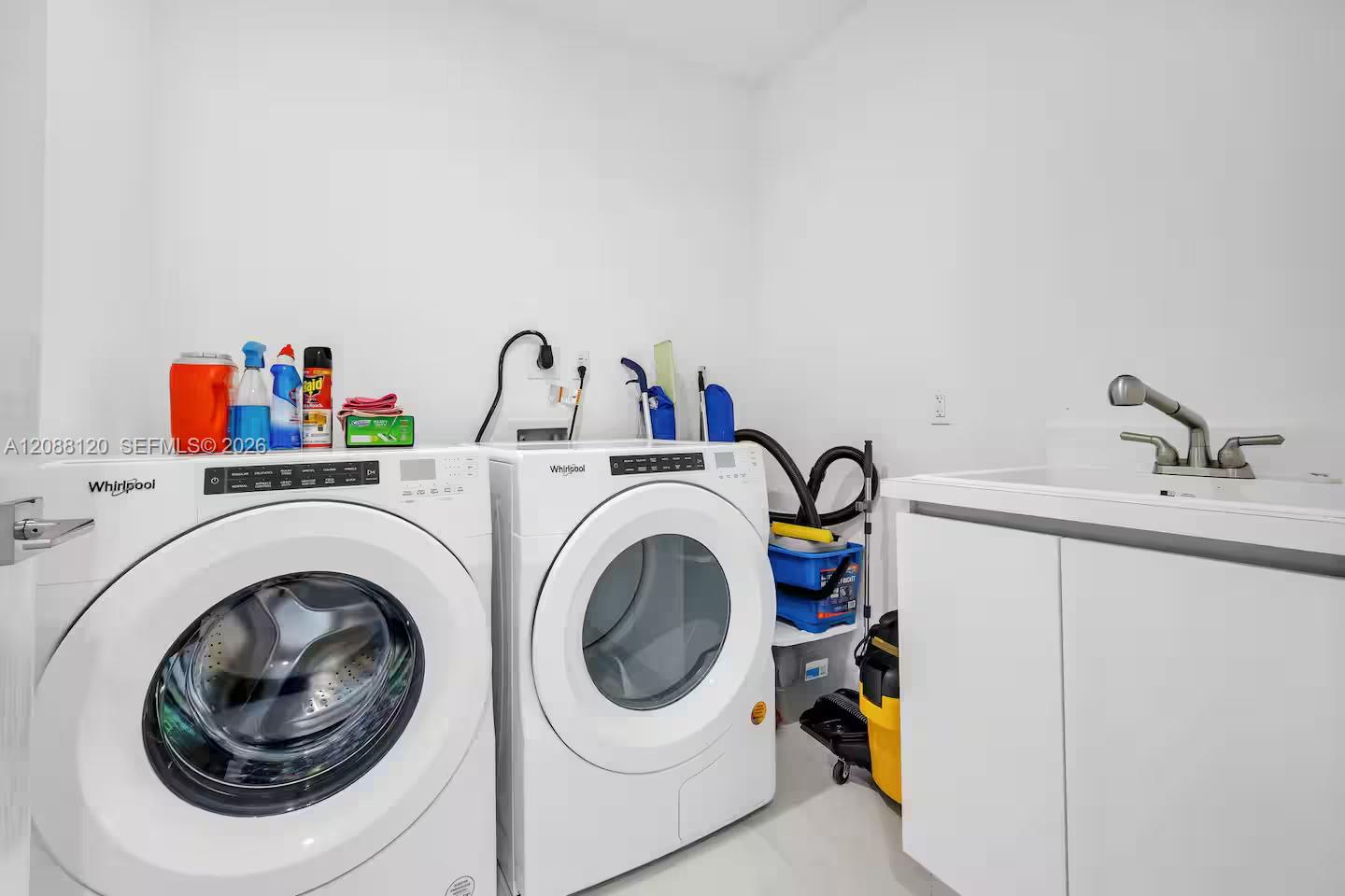 801 3 / 4 2100 sq. ft. $ 2026-09-12 0 foto