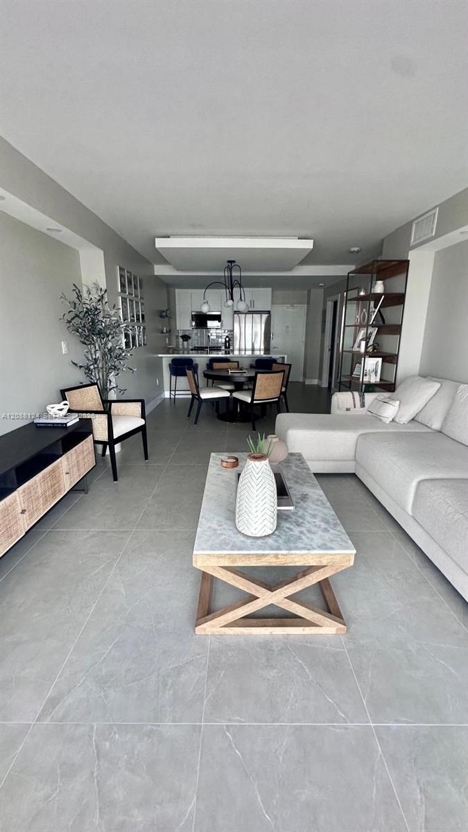 See details 8D 1 / 2 870 sq. ft. $ 2026-09-22 0 Photo
