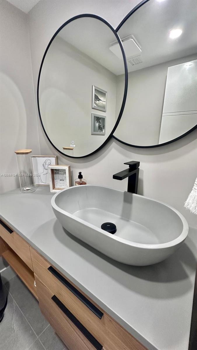 See details 8D 1 / 2 870 sq. ft. $ 2026-09-22 0 Photo