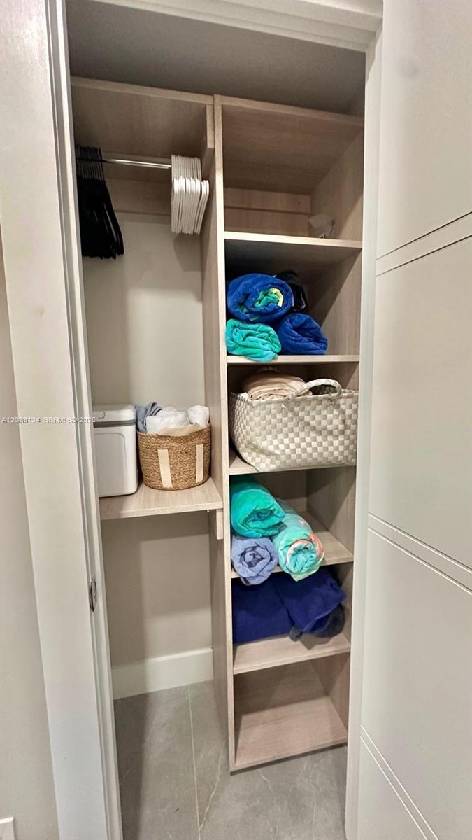 See details 8D 1 / 2 870 sq. ft. $ 2026-09-22 0 Photo