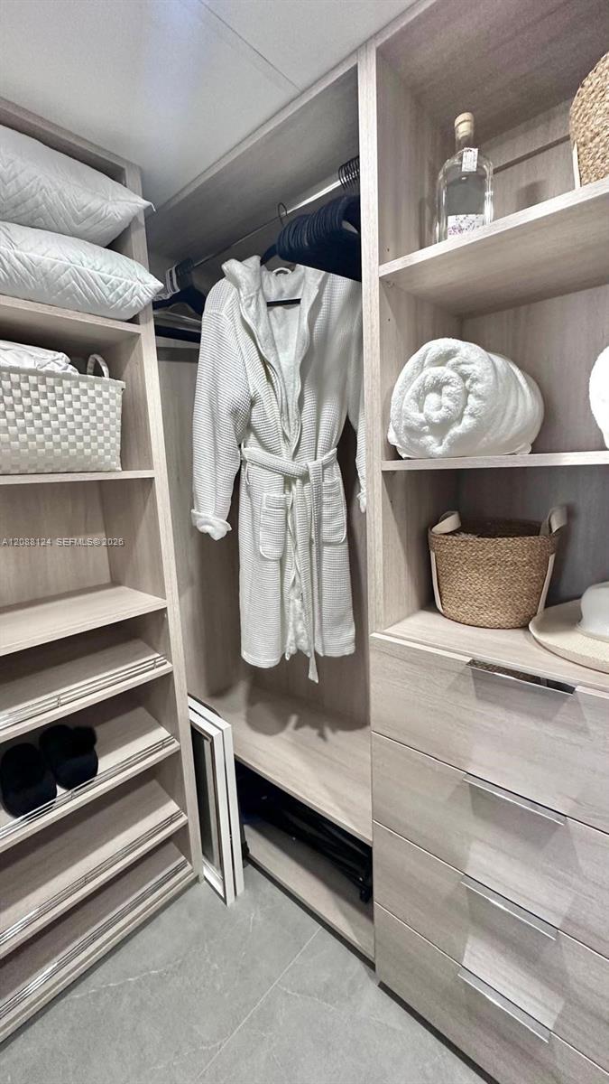 See details 8D 1 / 2 870 sq. ft. $ 2026-09-22 0 Photo