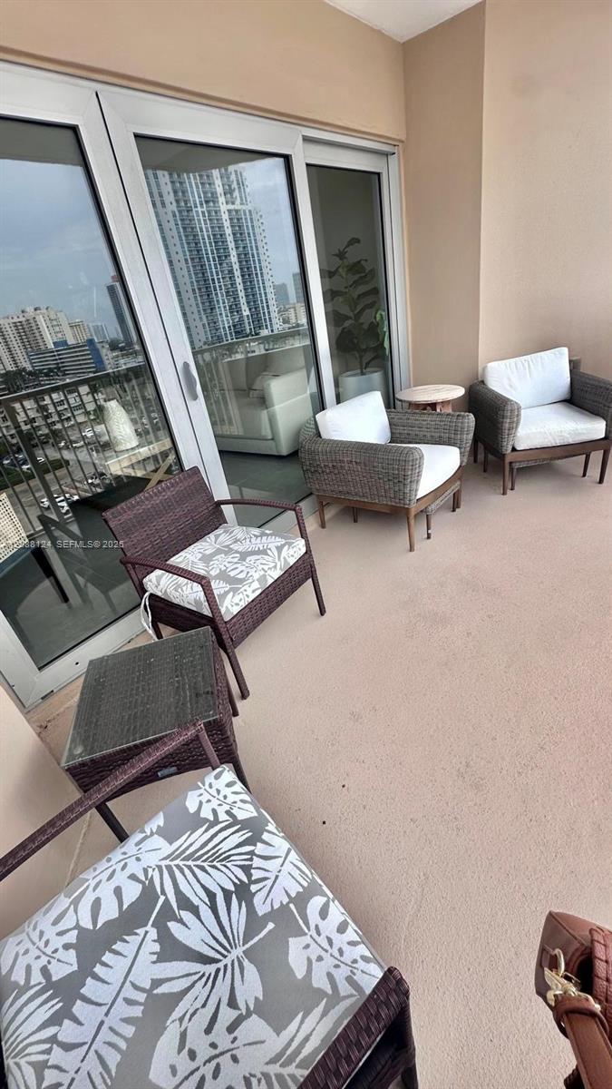 See details 8D 1 / 2 870 sq. ft. $ 2026-09-22 0 Photo