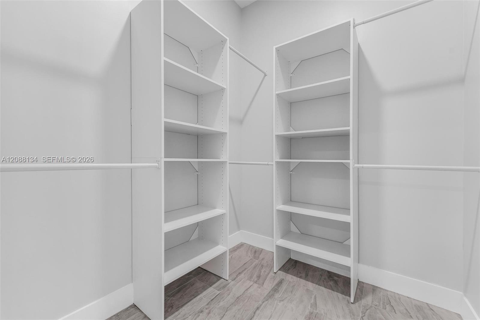 Ver detalles / 4407 sq. ft. $ 2026-09-12 0 foto