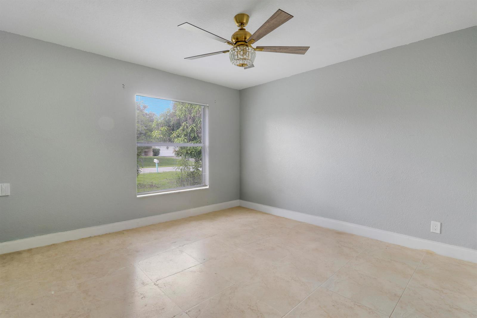 825 4 / 2 2340 sq. ft. $ 2026-09-14 0 foto