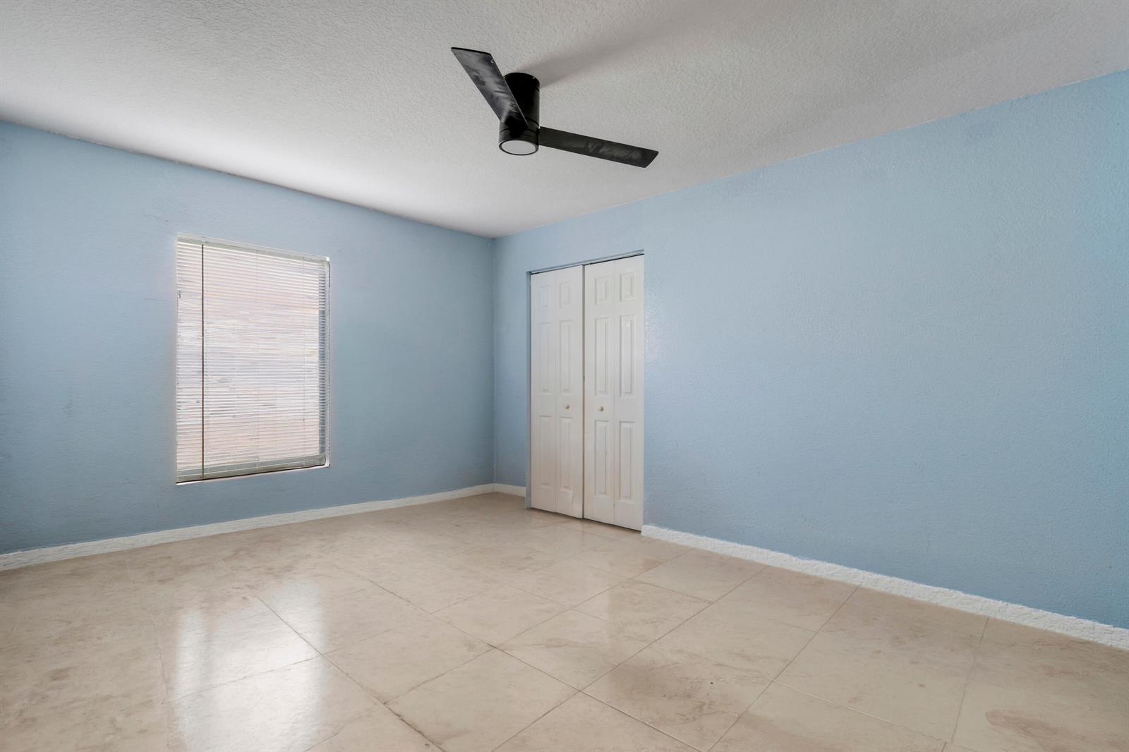 825 4 / 2 2340 sq. ft. $ 2026-09-14 0 foto