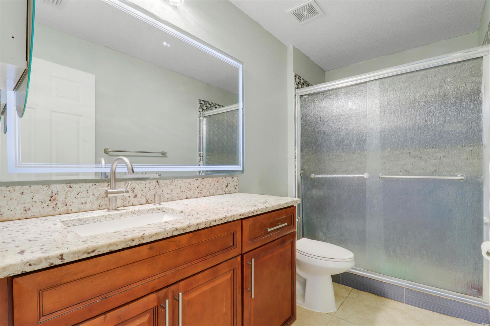 825 4 / 2 2340 sq. ft. $ 2026-09-14 0 foto