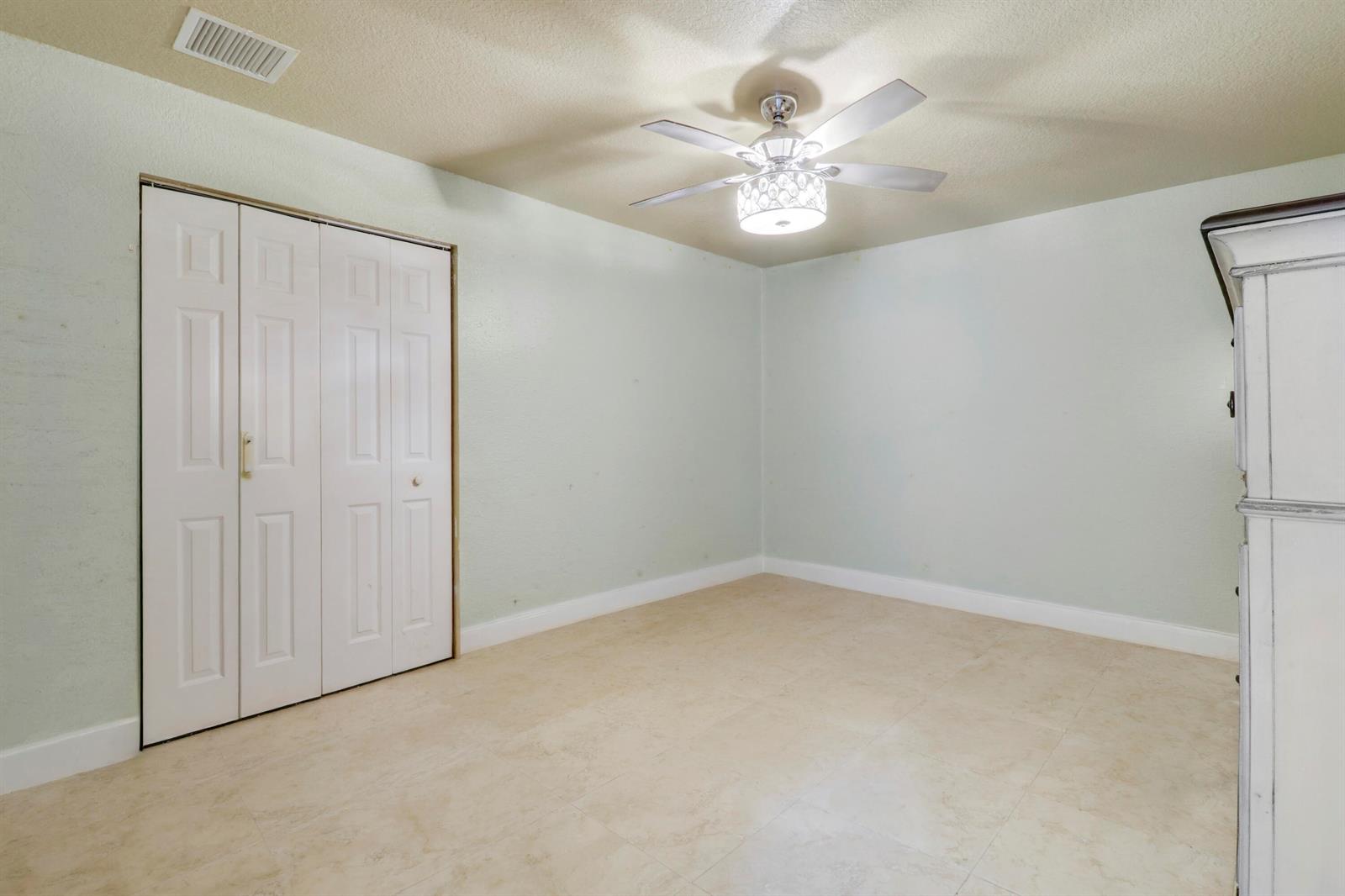 825 4 / 2 2340 sq. ft. $ 2026-09-14 0 foto
