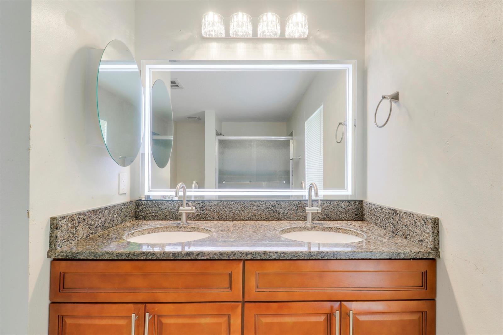 825 4 / 2 2340 sq. ft. $ 2026-09-14 0 foto