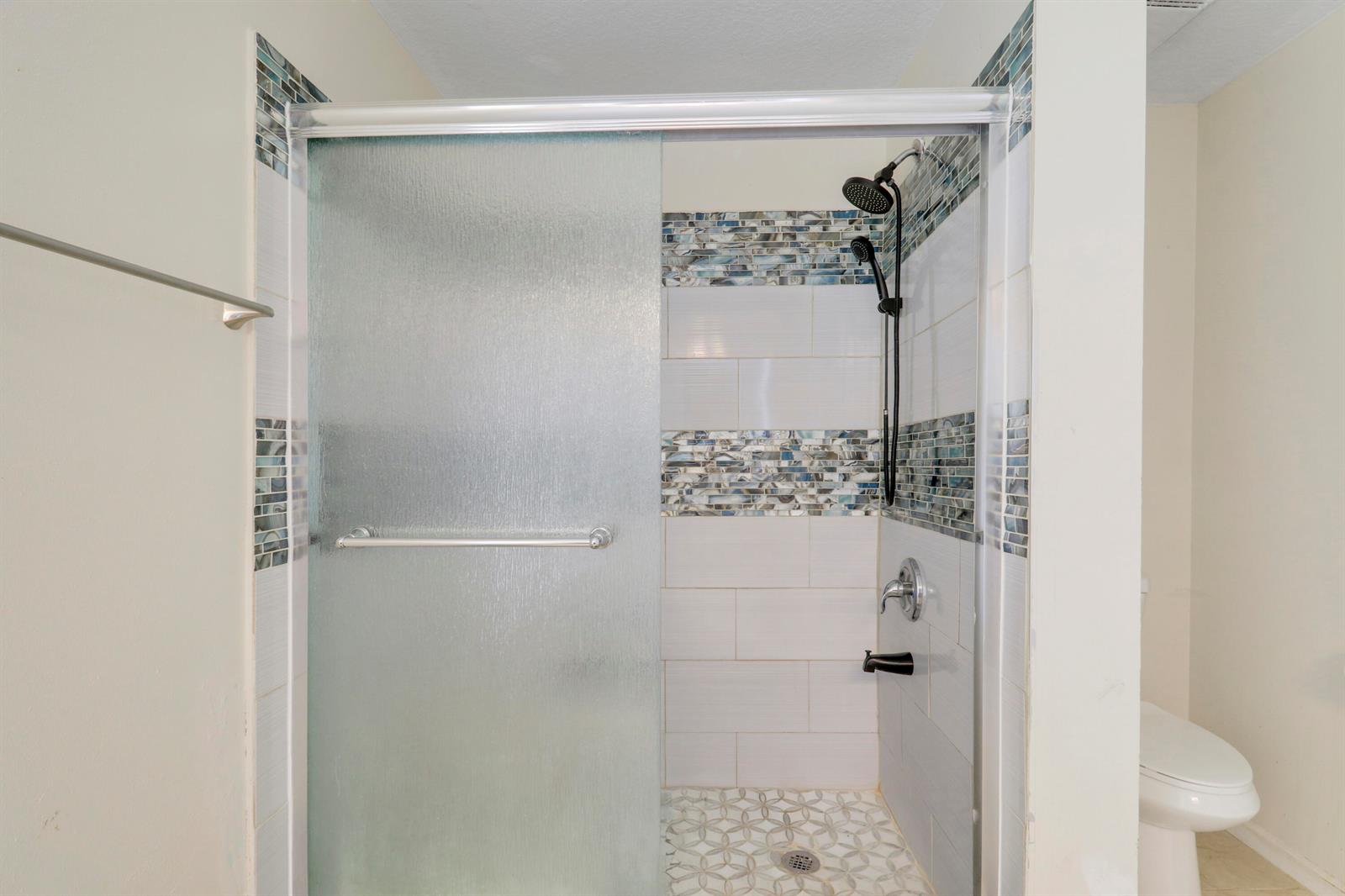 825 4 / 2 2340 sq. ft. $ 2026-09-14 0 foto