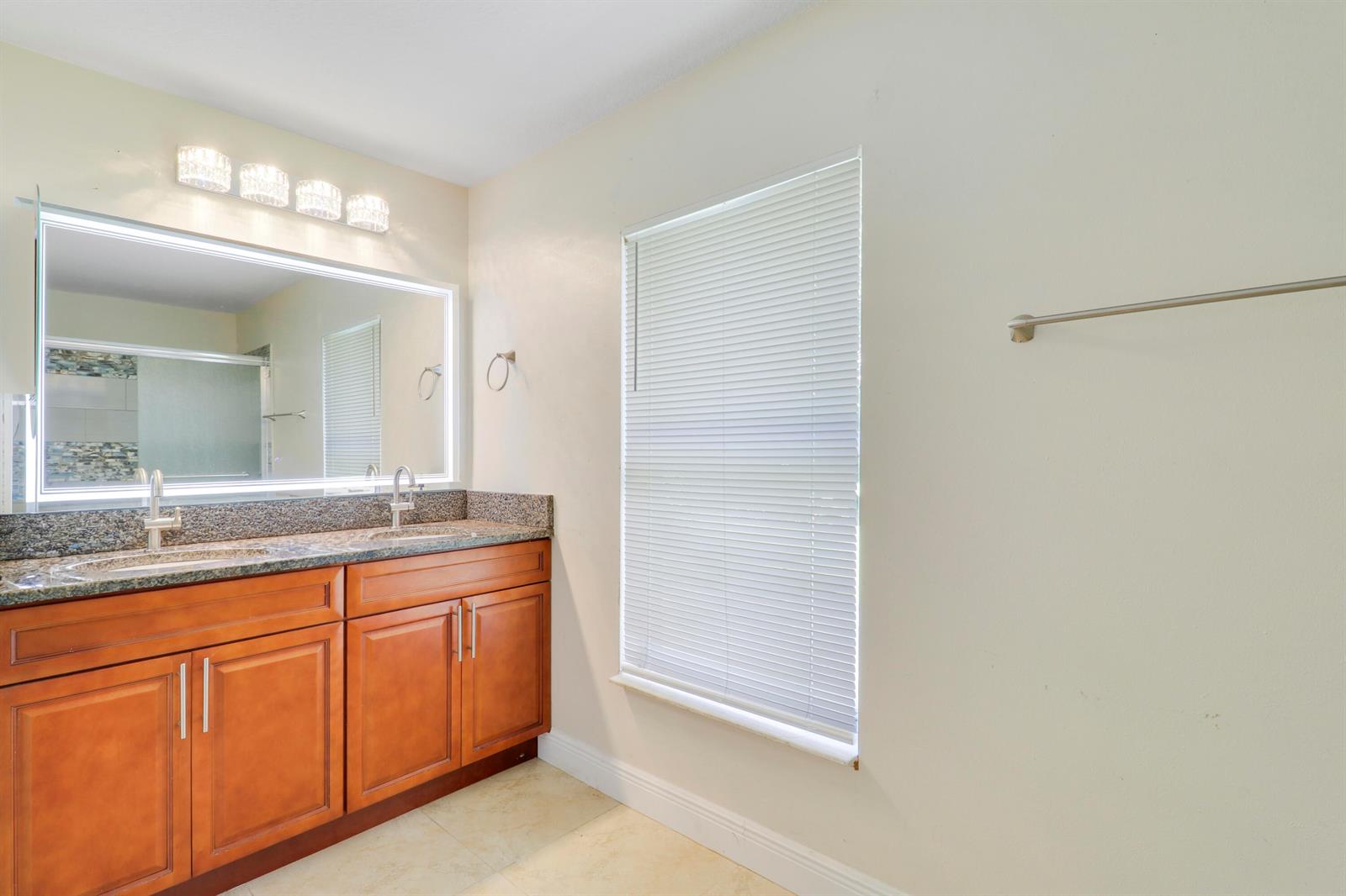 825 4 / 2 2340 sq. ft. $ 2026-09-14 0 foto