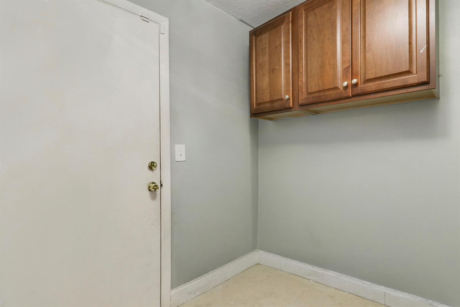 825 4 / 2 2340 sq. ft. $ 2026-09-14 0 foto