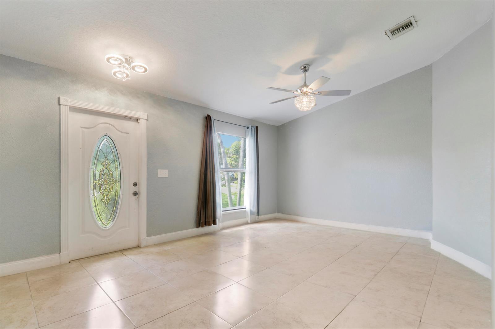825 4 / 2 2340 sq. ft. $ 2026-09-14 0 foto