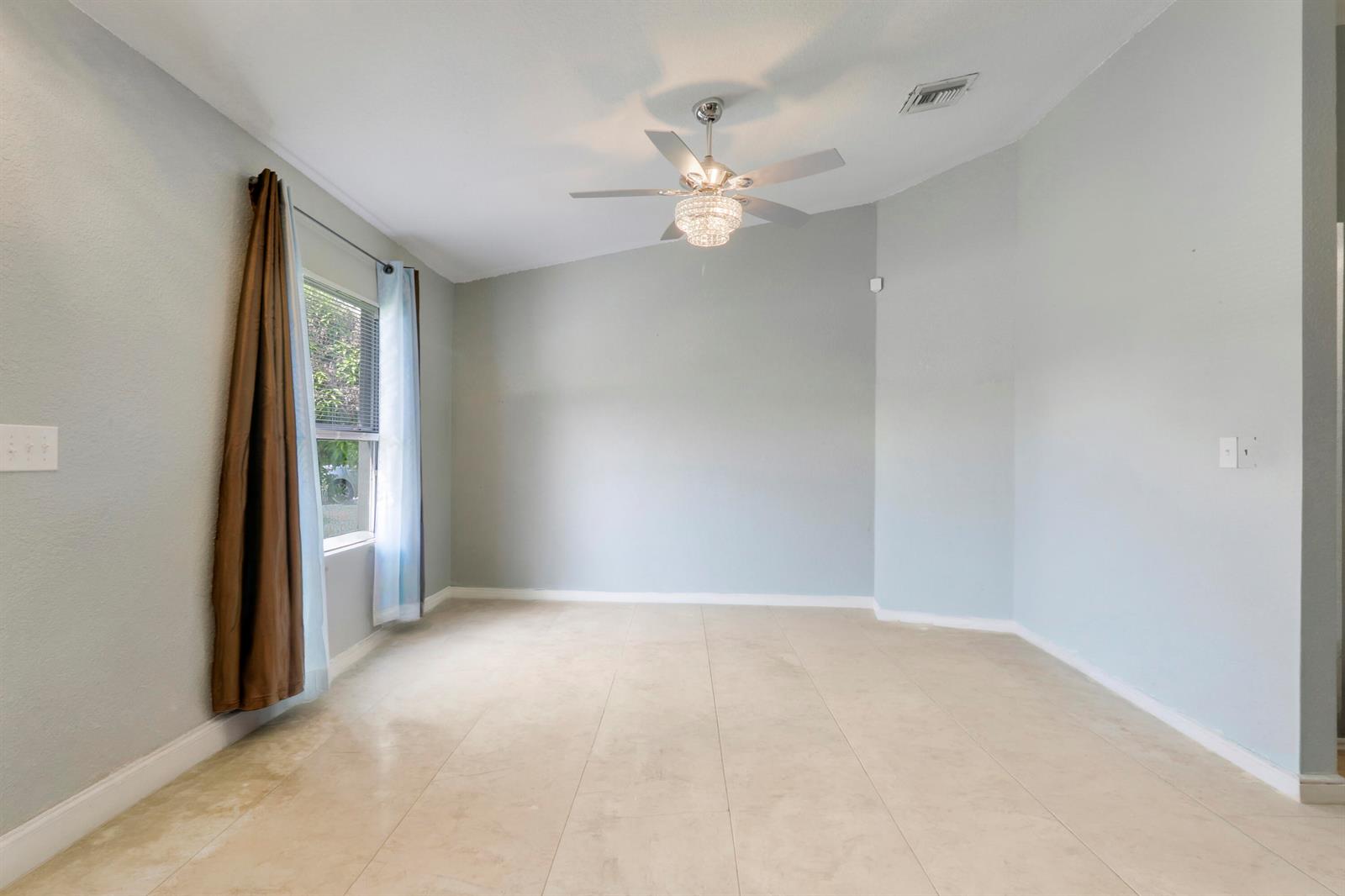 825 4 / 2 2340 sq. ft. $ 2026-09-14 0 foto