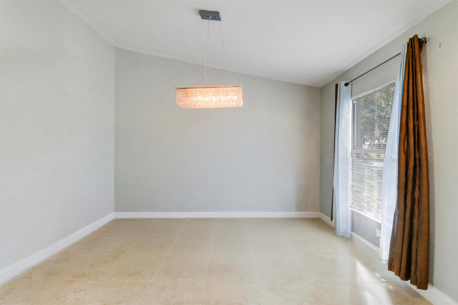825 4 / 2 2340 sq. ft. $ 2026-09-14 0 foto