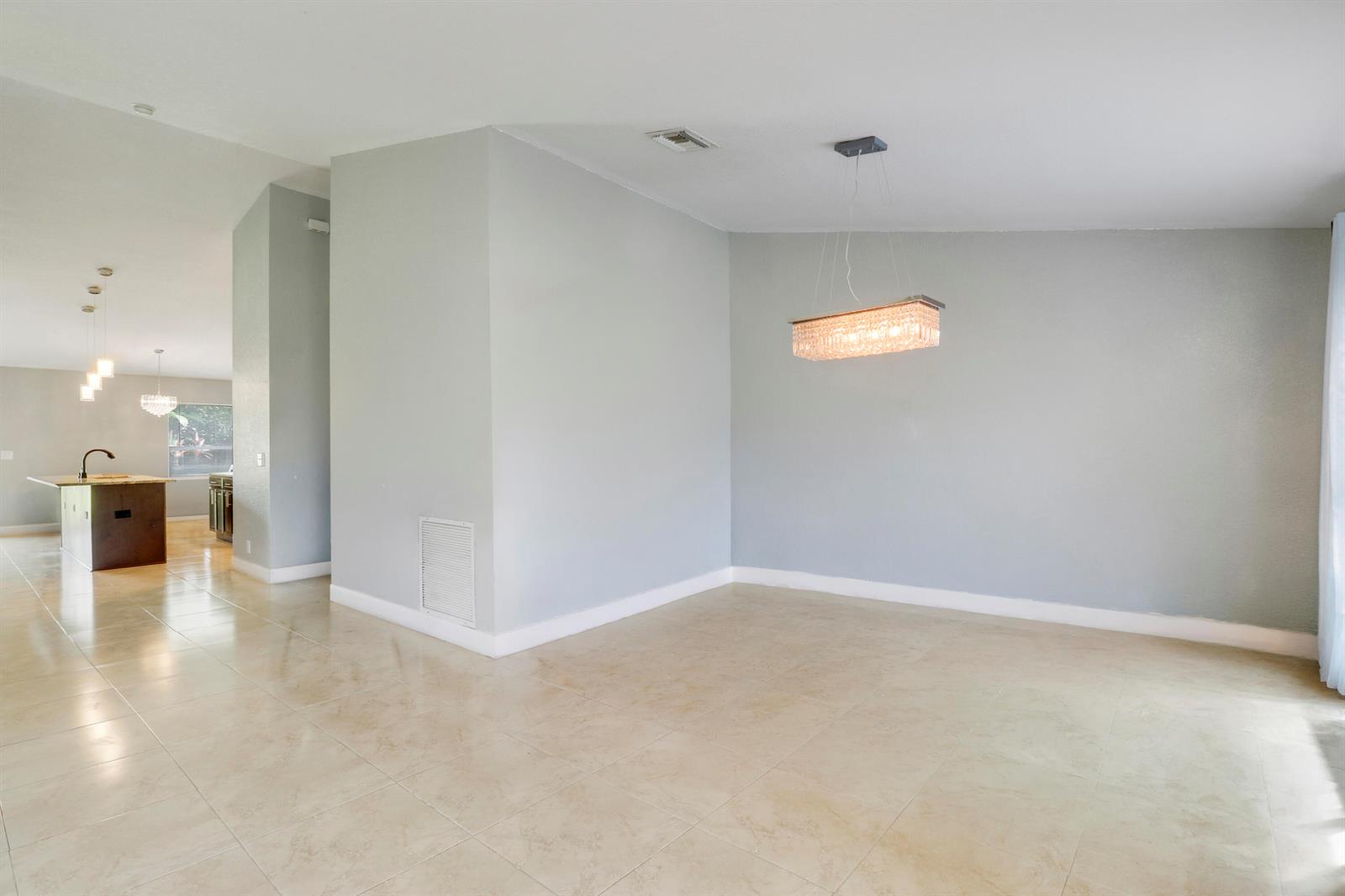 825 4 / 2 2340 sq. ft. $ 2026-09-14 0 foto