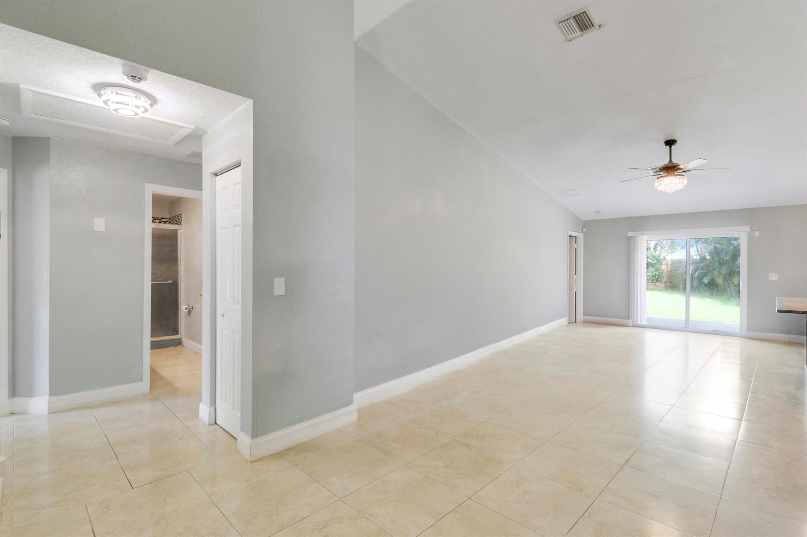 825 4 / 2 2340 sq. ft. $ 2026-09-14 0 foto