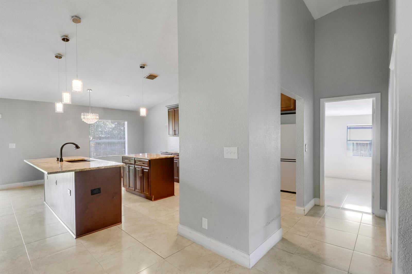 825 4 / 2 2340 sq. ft. $ 2026-09-14 0 foto