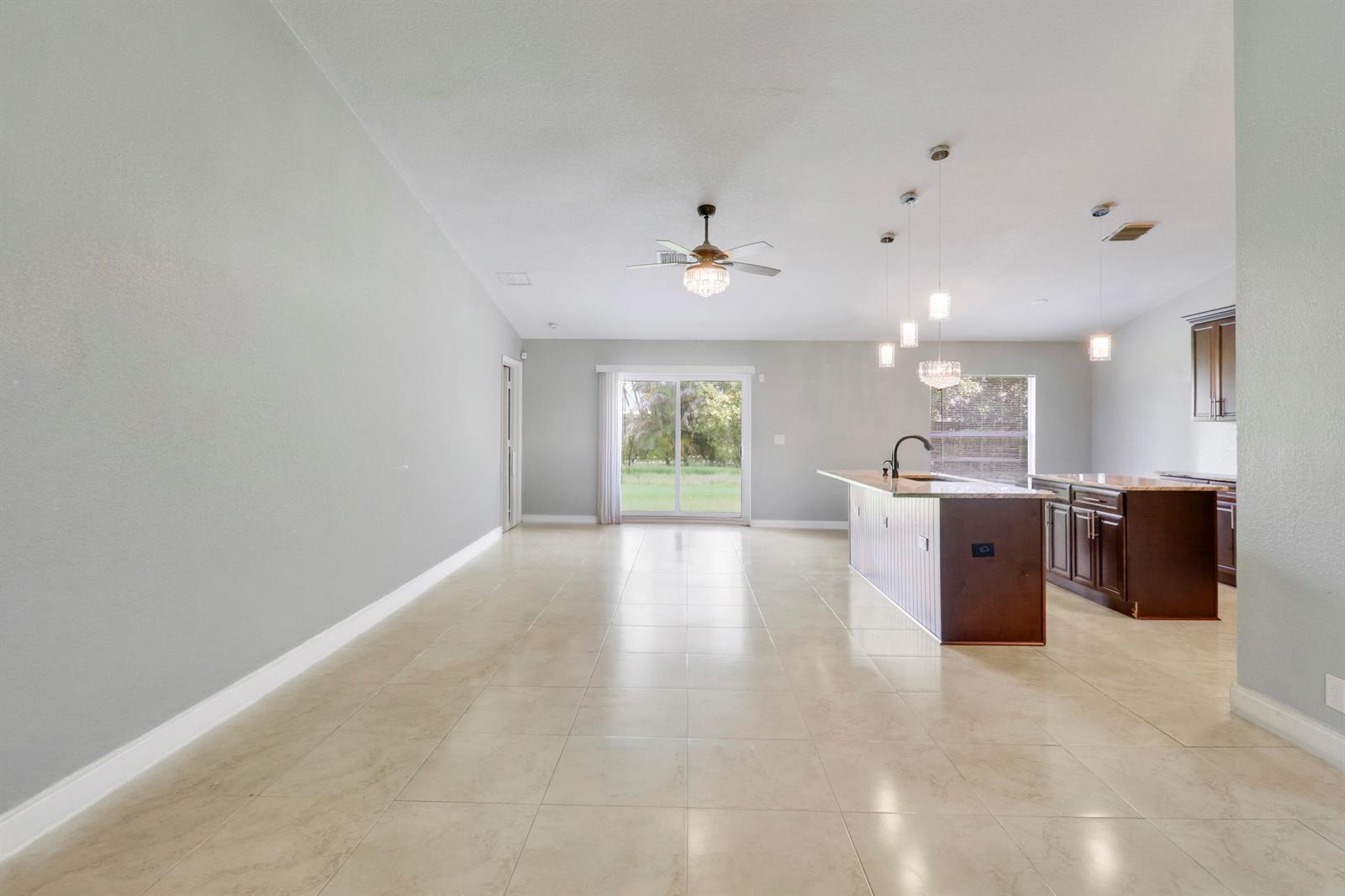 825 4 / 2 2340 sq. ft. $ 2026-09-14 0 foto