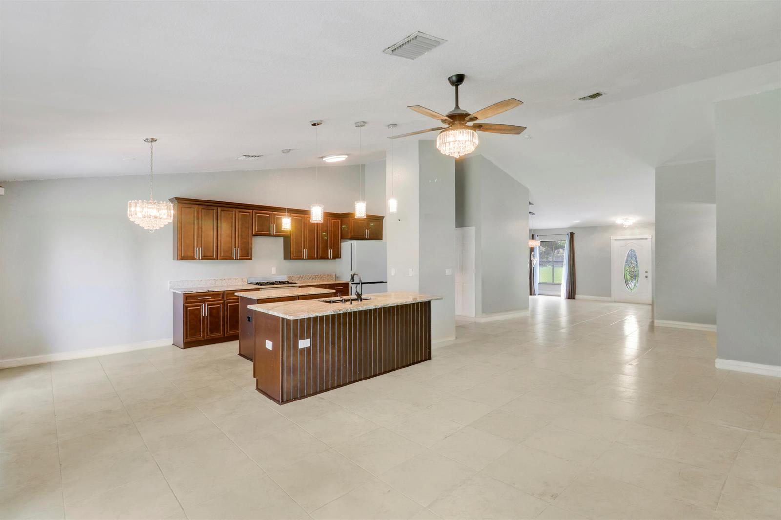 825 4 / 2 2340 sq. ft. $ 2026-09-14 0 foto