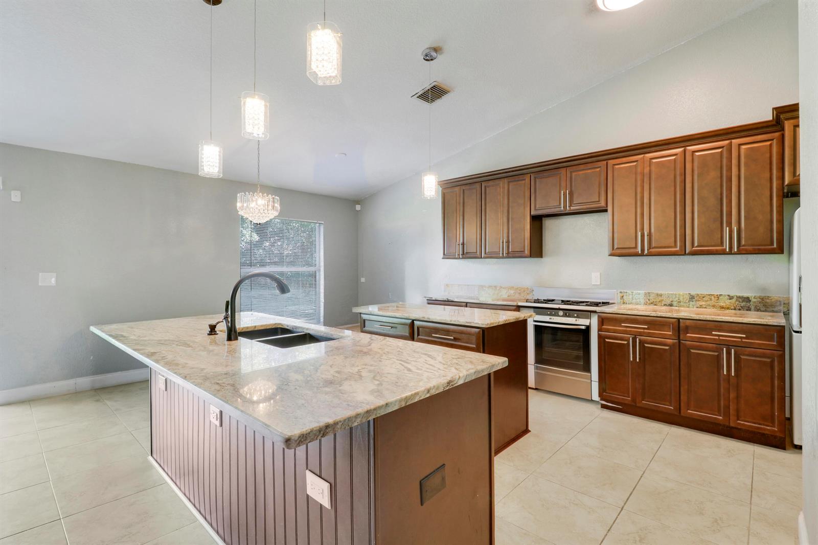 825 4 / 2 2340 sq. ft. $ 2026-09-14 0 foto