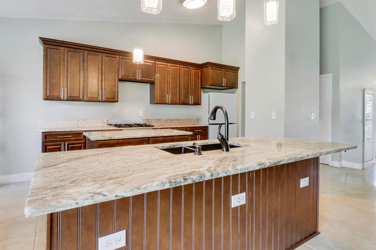 825 4 / 2 2340 sq. ft. $ 2026-09-14 0 foto