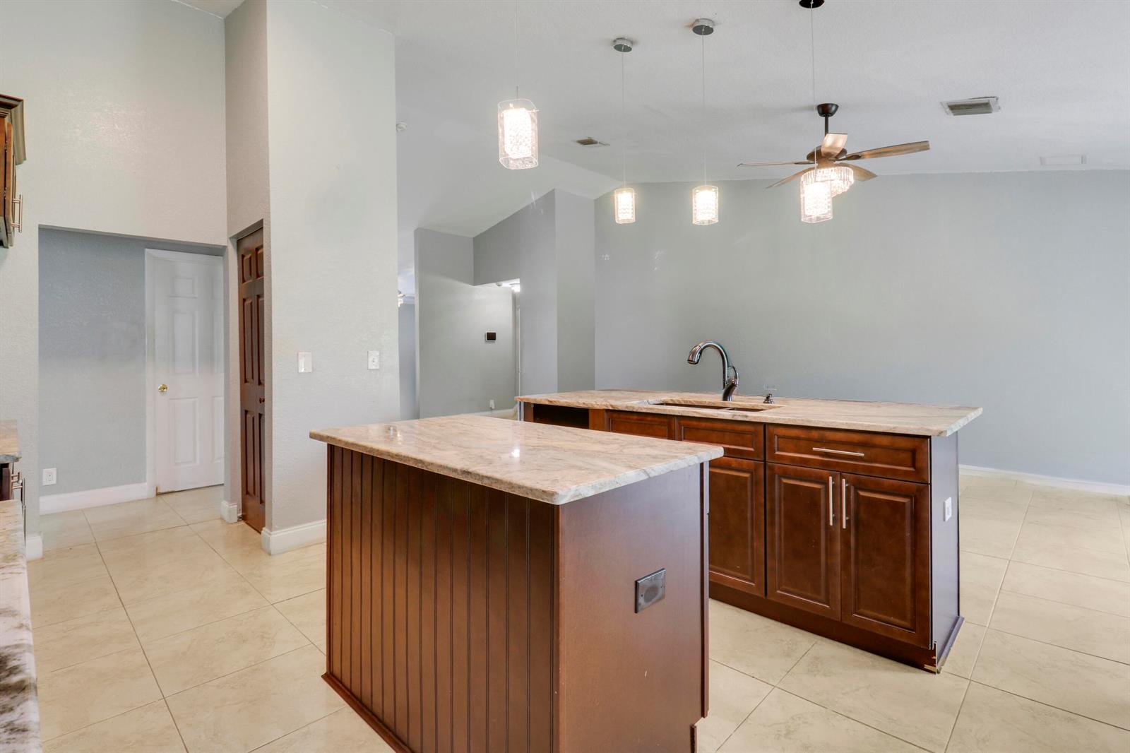 825 4 / 2 2340 sq. ft. $ 2026-09-14 0 foto