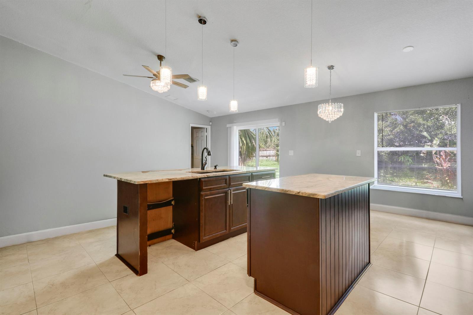 825 4 / 2 2340 sq. ft. $ 2026-09-14 0 foto