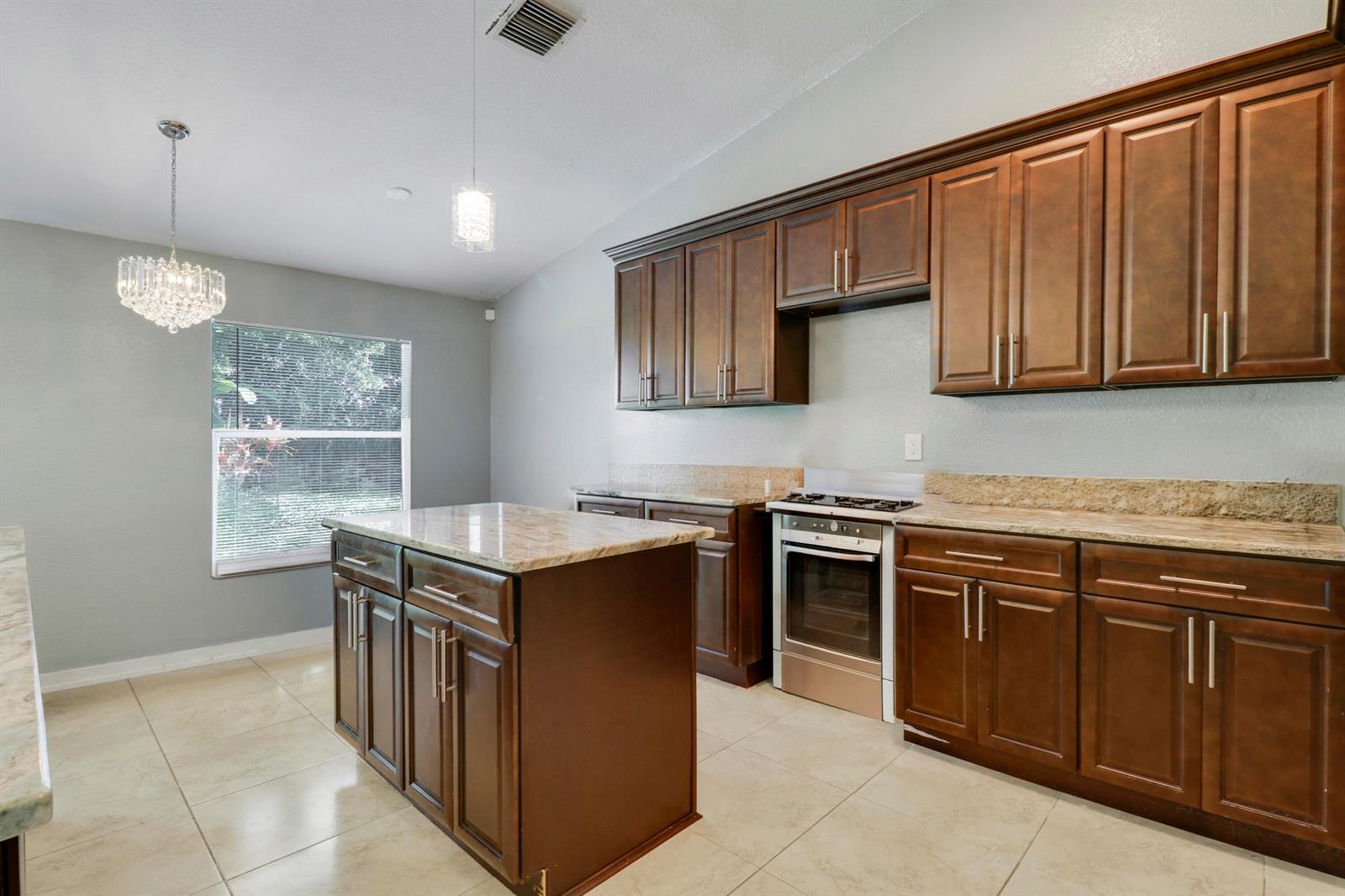 825 4 / 2 2340 sq. ft. $ 2026-09-14 0 foto