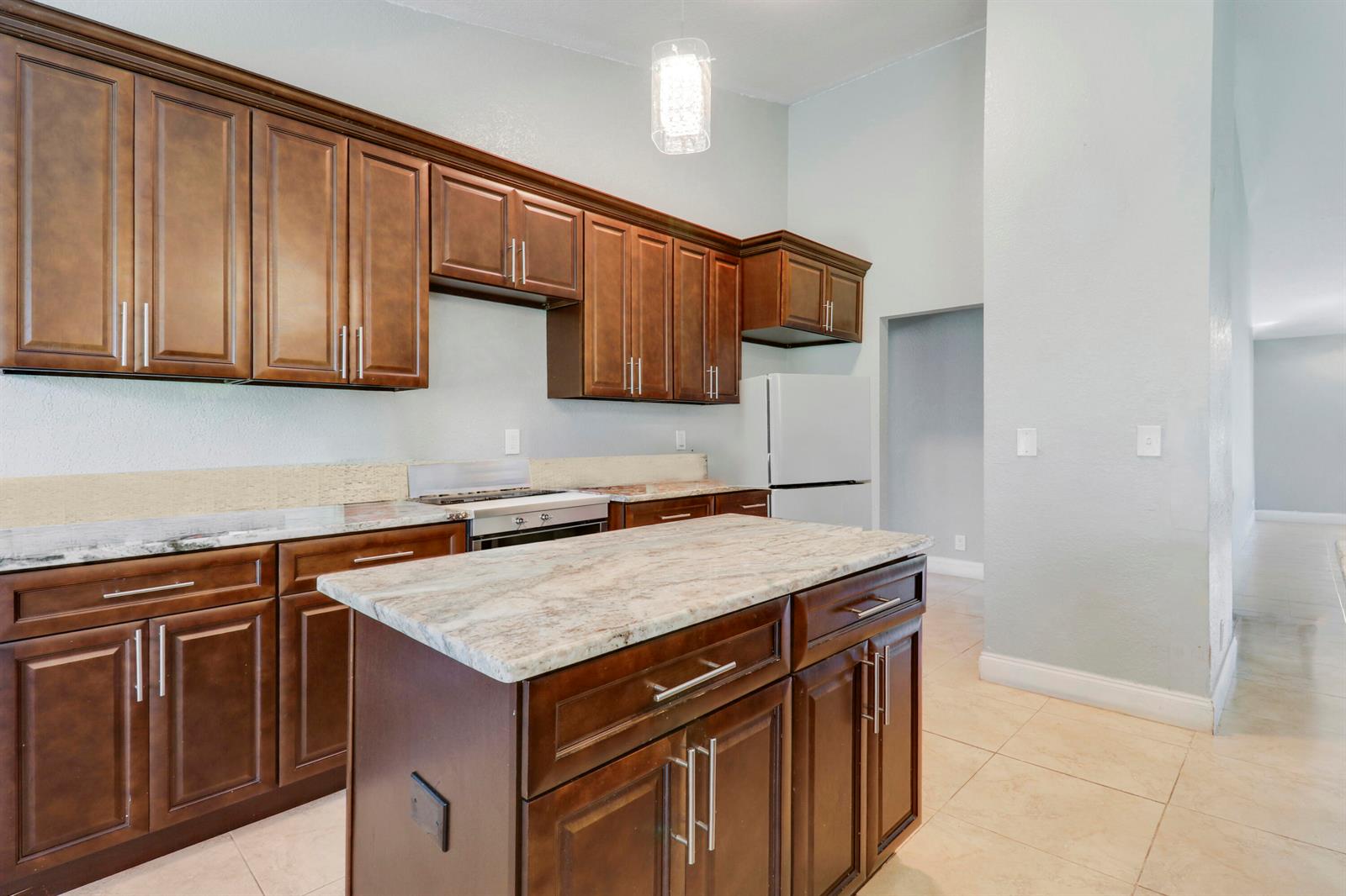 825 4 / 2 2340 sq. ft. $ 2026-09-14 0 foto
