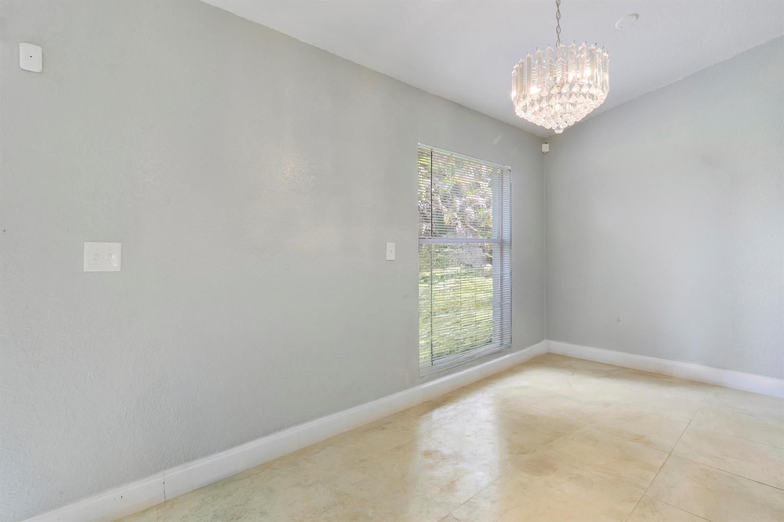 825 4 / 2 2340 sq. ft. $ 2026-09-14 0 foto
