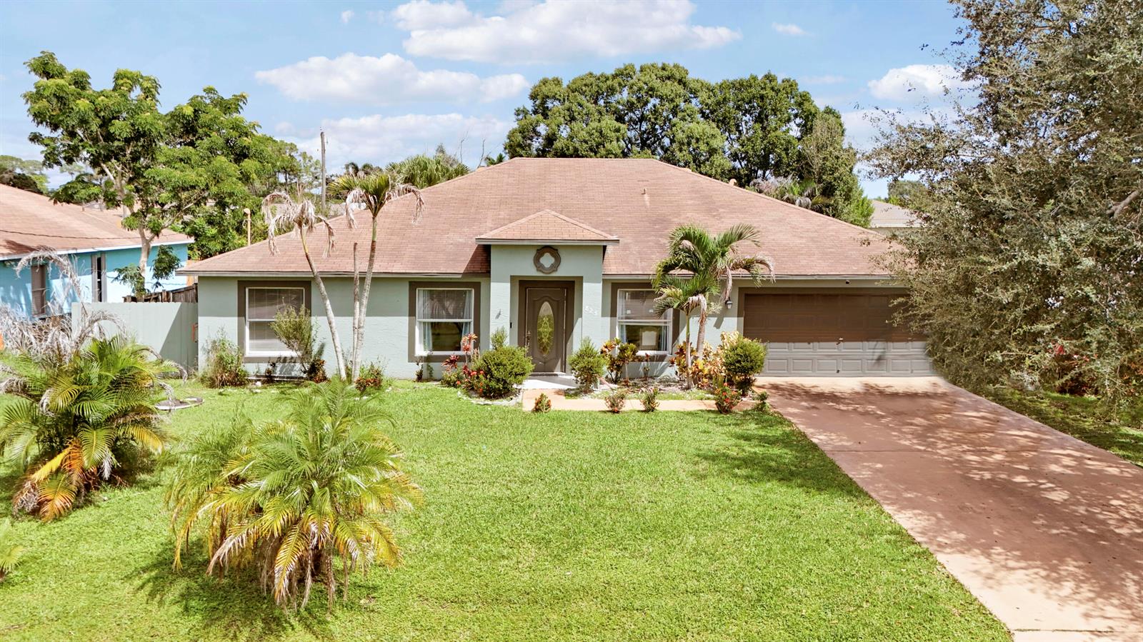 825 4 / 2 2340 sq. ft. $ 2026-09-14 0 foto