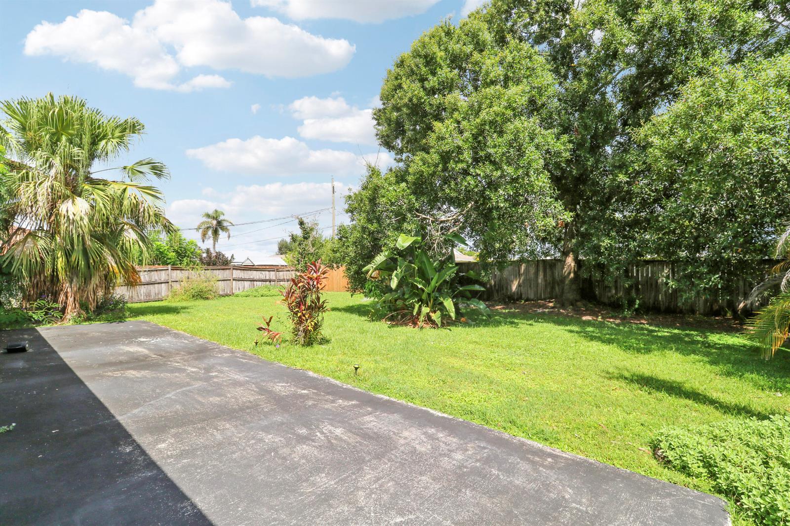 825 4 / 2 2340 sq. ft. $ 2026-09-14 0 foto