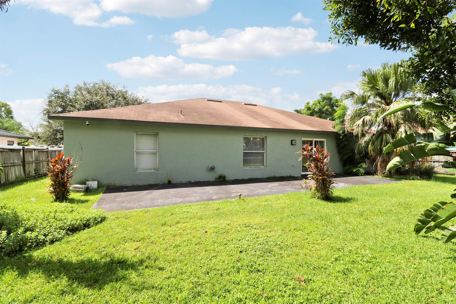 825 4 / 2 2340 sq. ft. $ 2026-09-14 0 foto