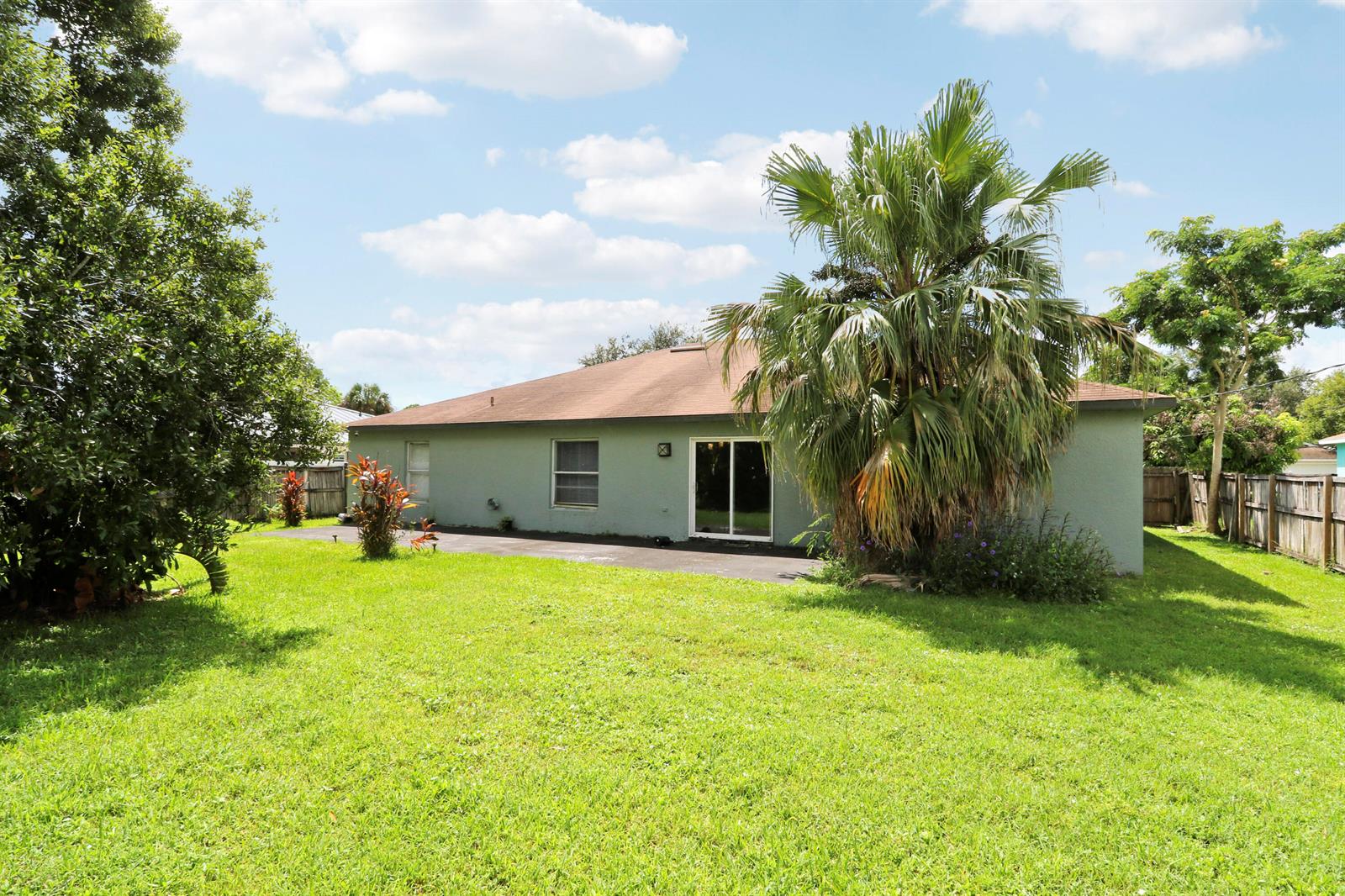825 4 / 2 2340 sq. ft. $ 2026-09-14 0 foto
