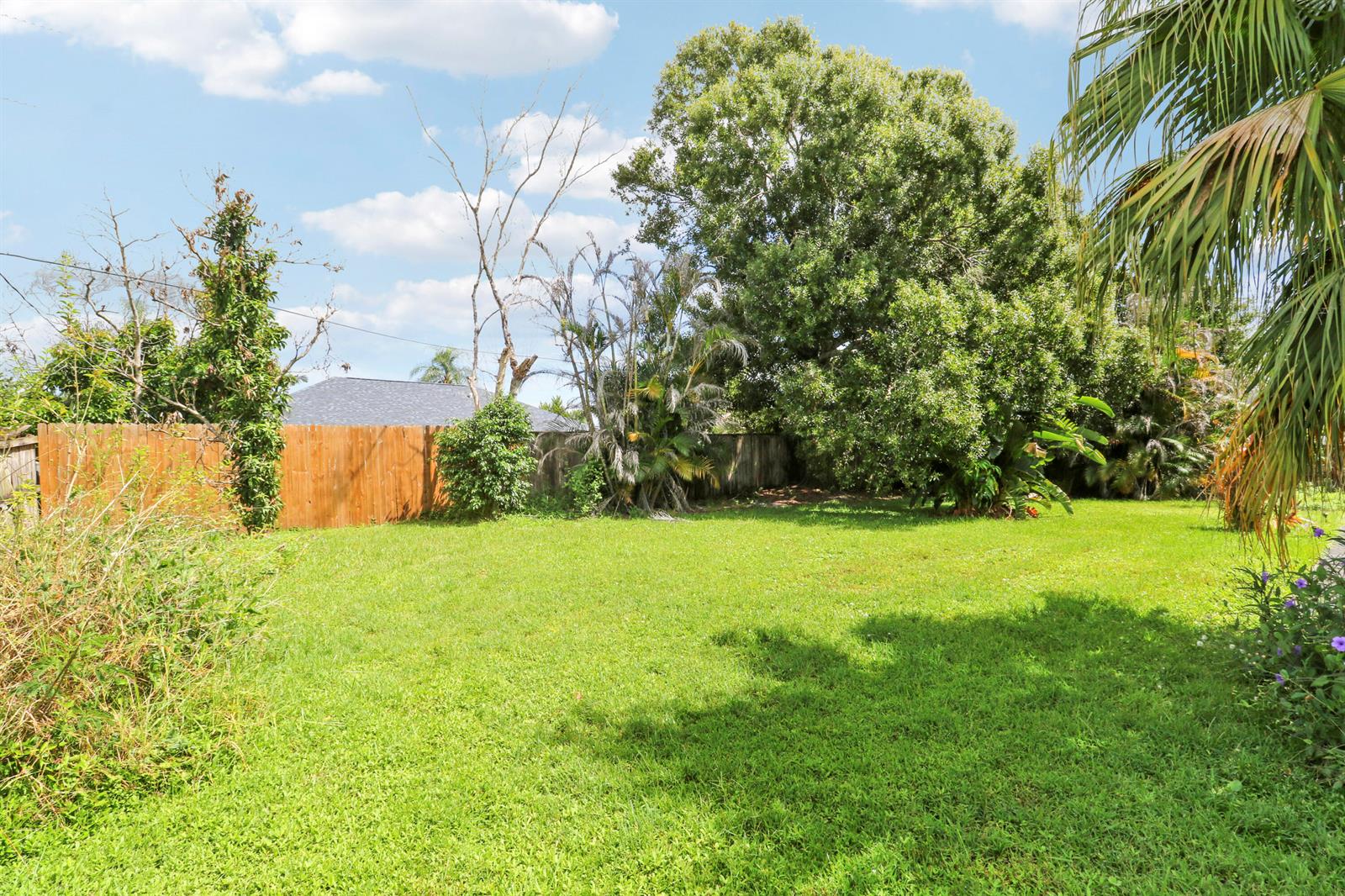 825 4 / 2 2340 sq. ft. $ 2026-09-14 0 foto