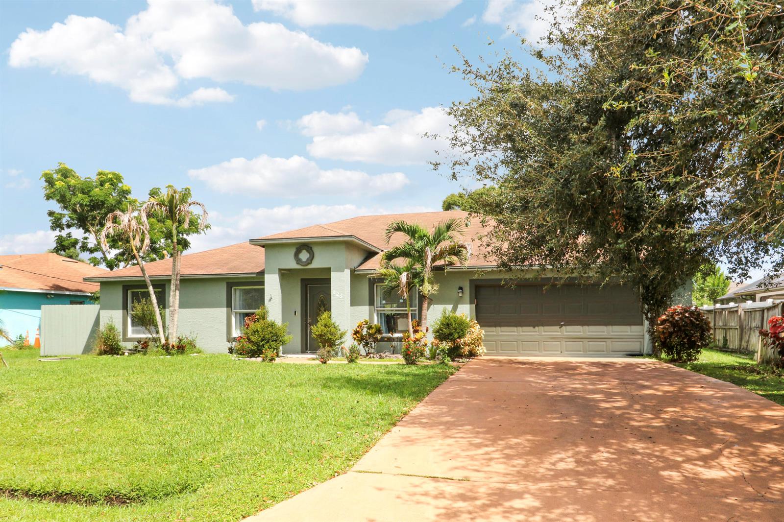825 4 / 2 2340 sq. ft. $ 2026-09-14 0 foto
