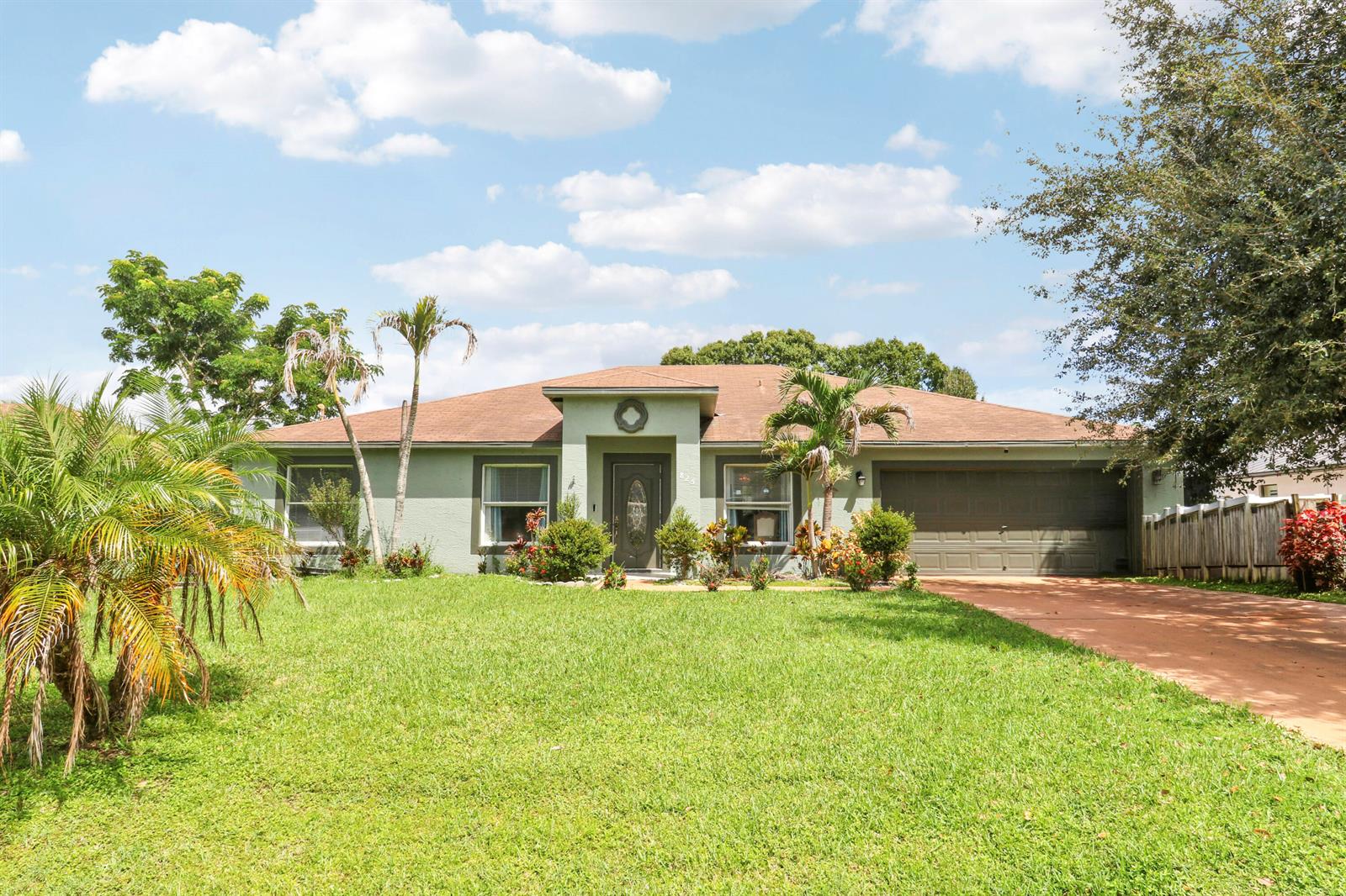 825 4 / 2 2340 sq. ft. $ 2026-09-14 0 foto