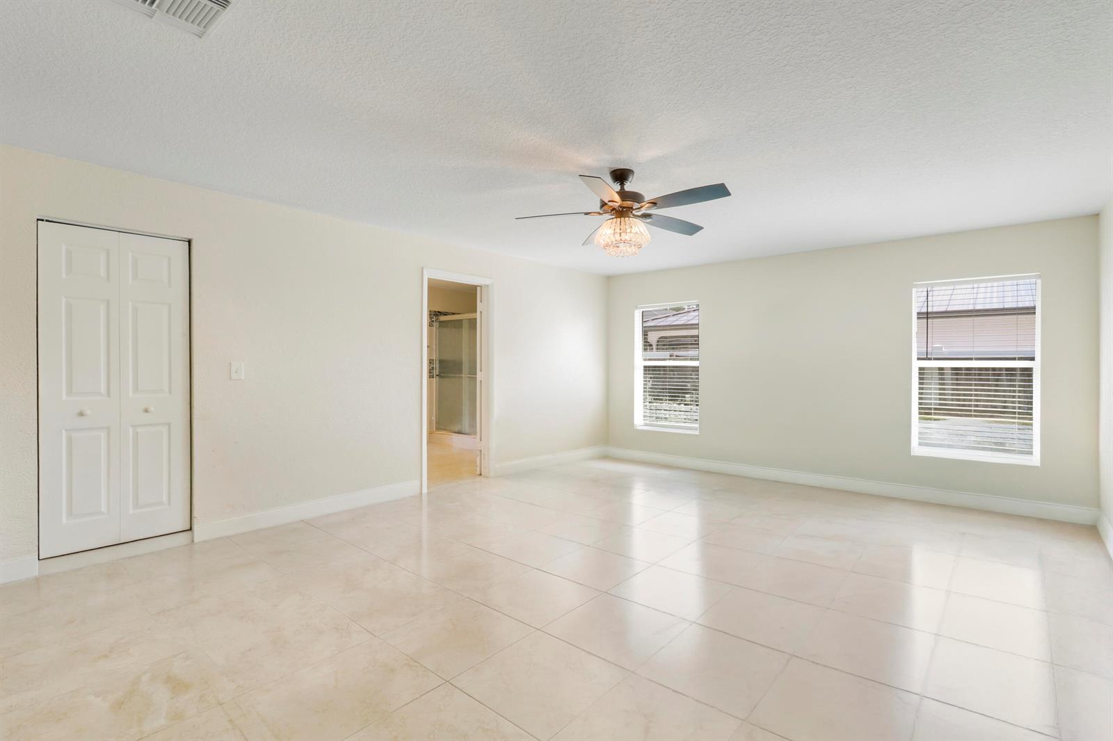825 4 / 2 2340 sq. ft. $ 2026-09-14 0 foto