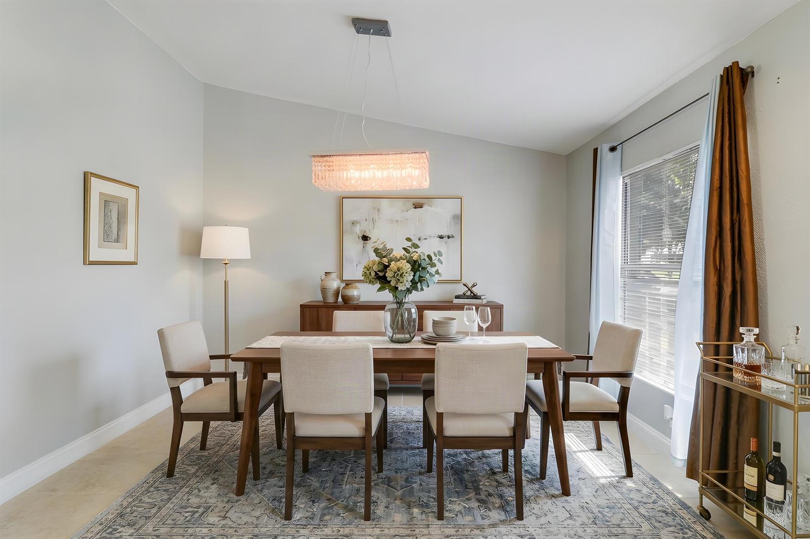 825 4 / 2 2340 sq. ft. $ 2026-09-14 0 foto