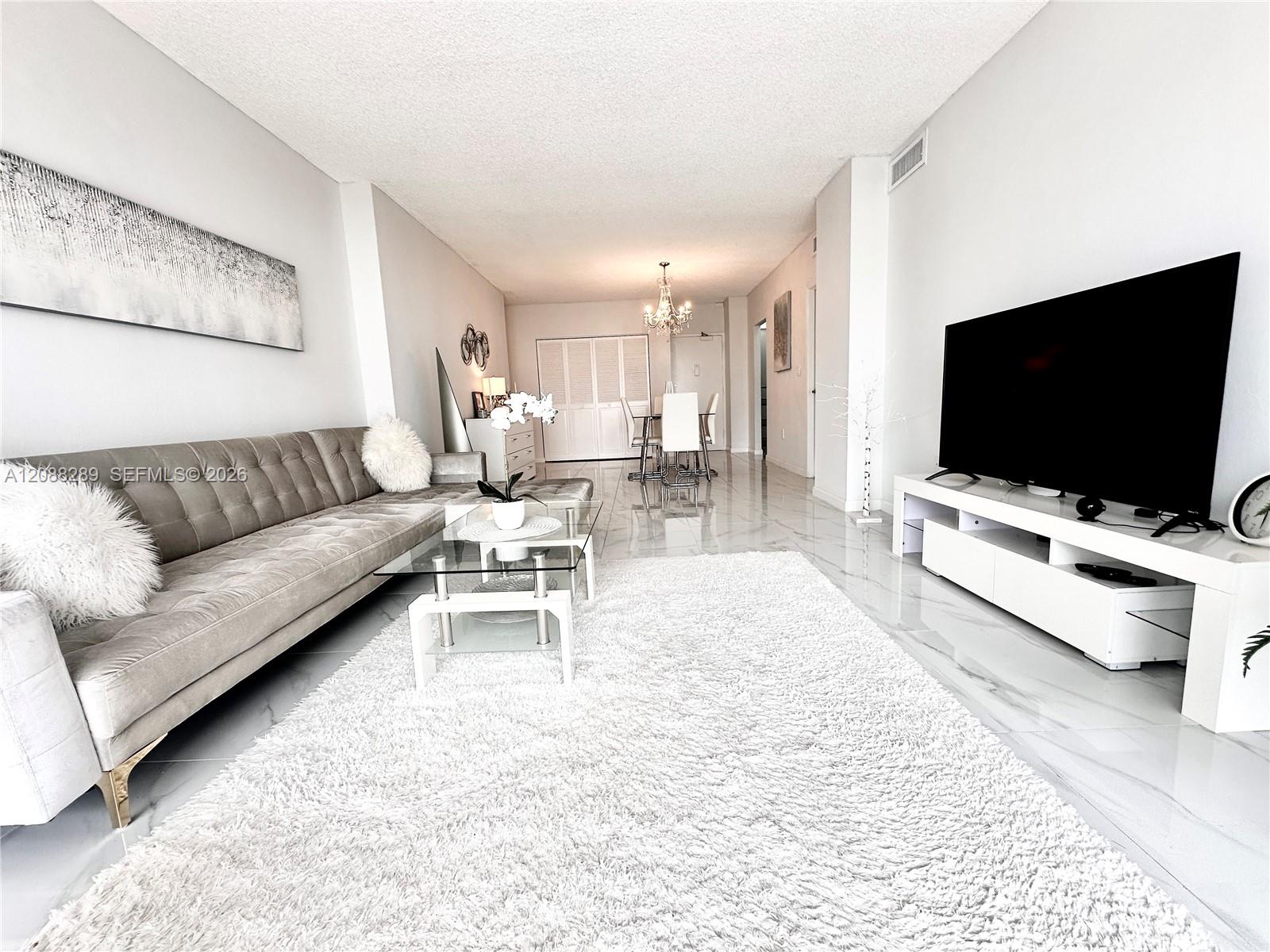 See details 717 1 / 2 762 sq. ft. $ 2026-09-13 0 Photo