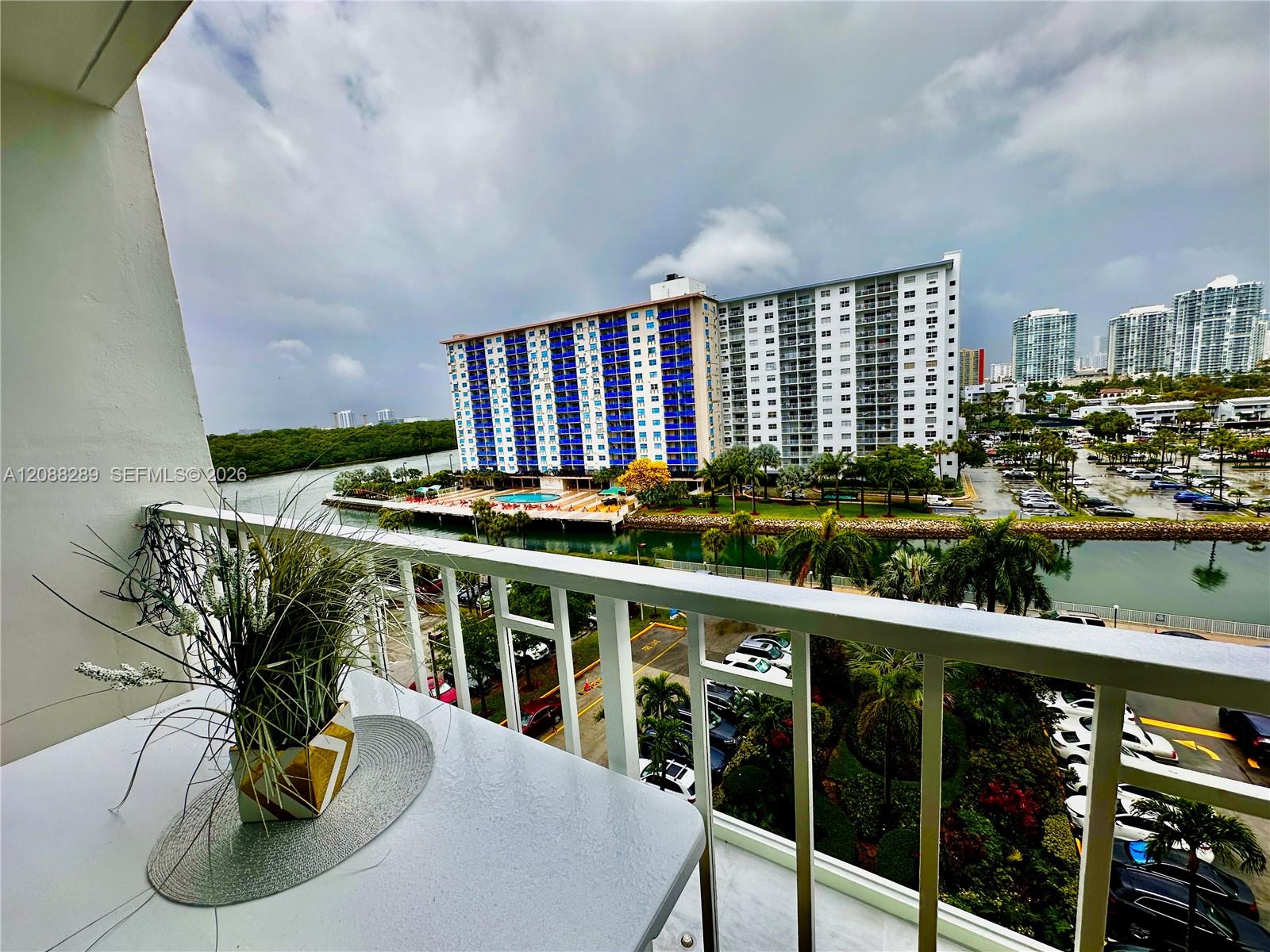 See details 717 1 / 2 762 sq. ft. $ 2026-09-13 0 Photo