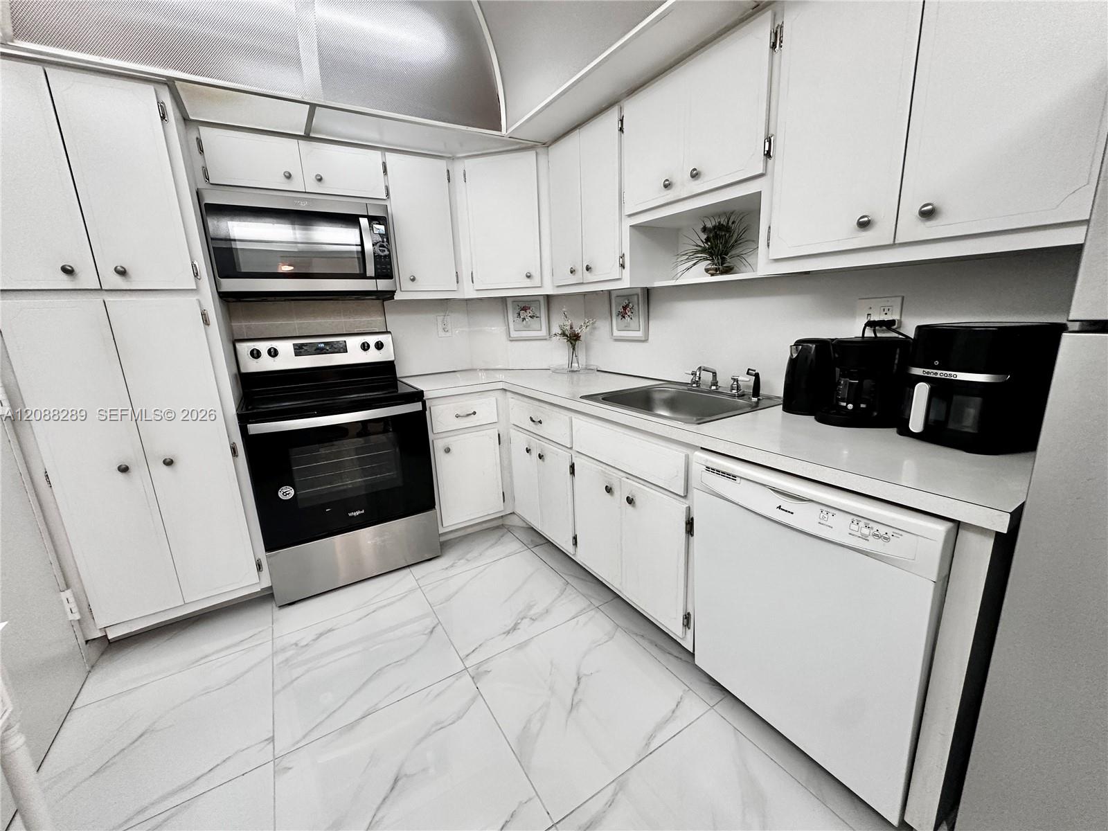 See details 717 1 / 2 762 sq. ft. $ 2026-09-13 0 Photo