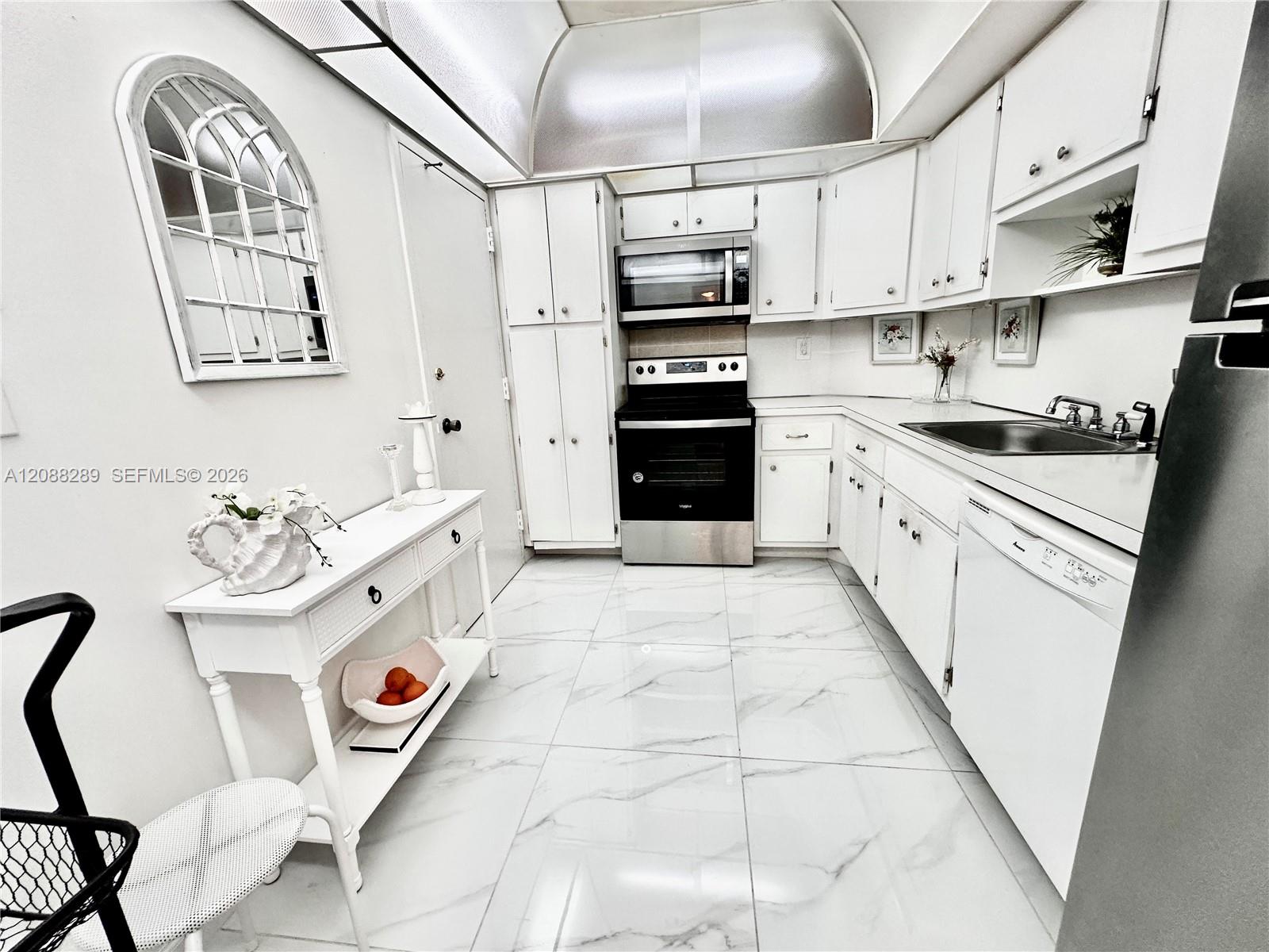 See details 717 1 / 2 762 sq. ft. $ 2026-09-13 0 Photo